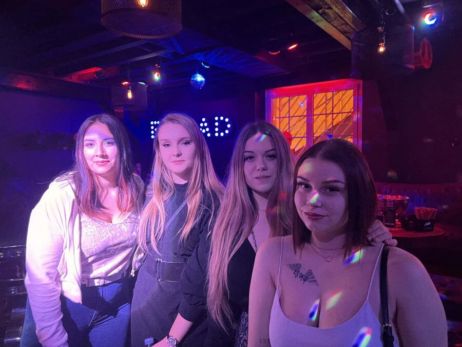 Teen girls in Lausanne